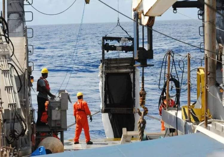 Içamento Offshore: trabalhadores monitorando um içamento