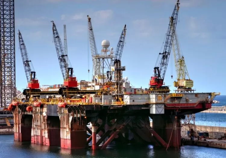 Içamento Offshore: plataforma marítima com guindastes içando cargas.