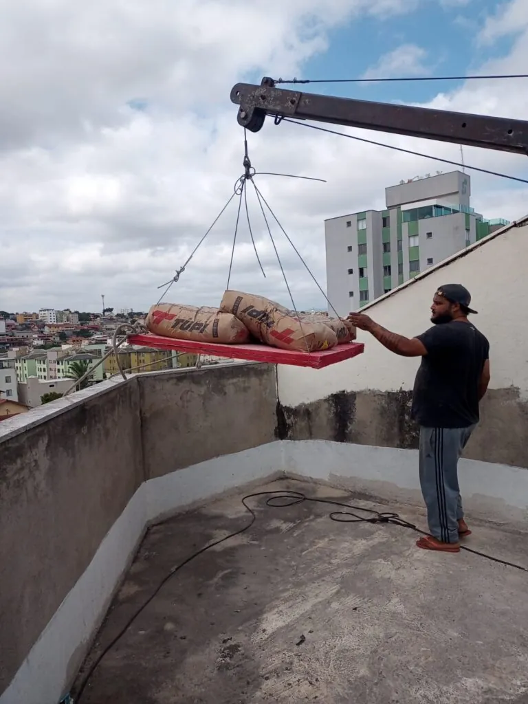 homem trablhando em içamentos