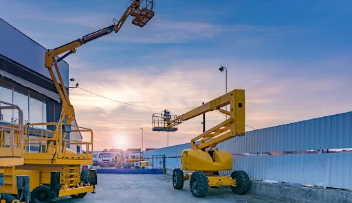 Equipamentos de içamento: 2 guindastes moveis em um espaço aberto.