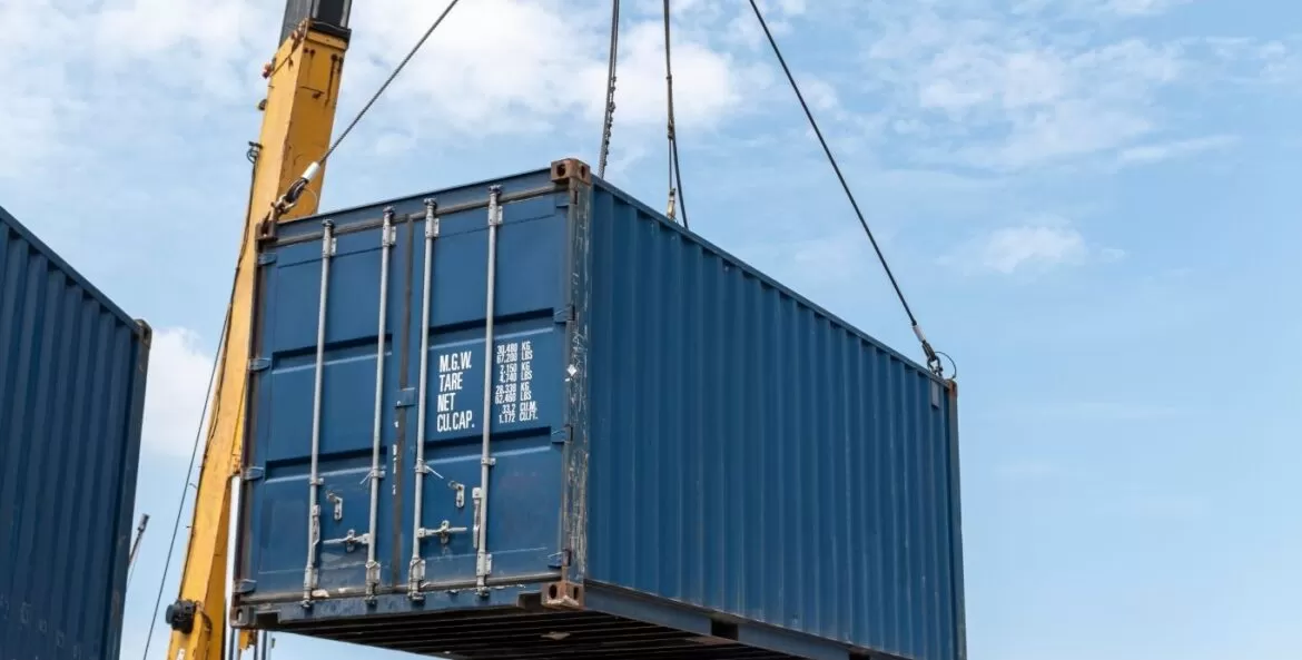 içamento de cargas: guindaste transportando container.