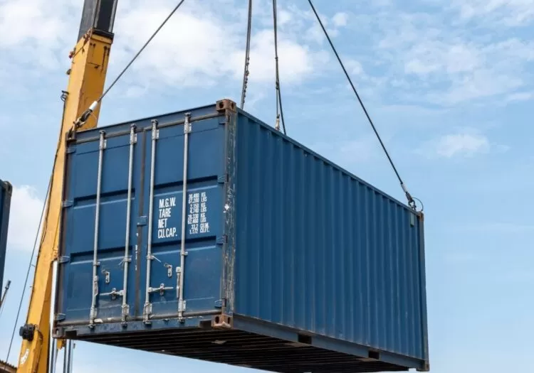 içamento de cargas: guindaste transportando container.