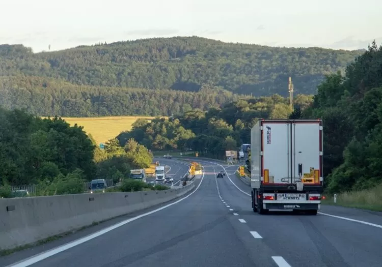 mudanças interestaduais: caminhão trafegando em estrada.