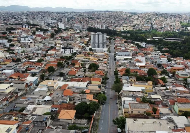 Içamento de móveis no Barreiro: foto do bairro tirada de cima mostrando casas e prédios.