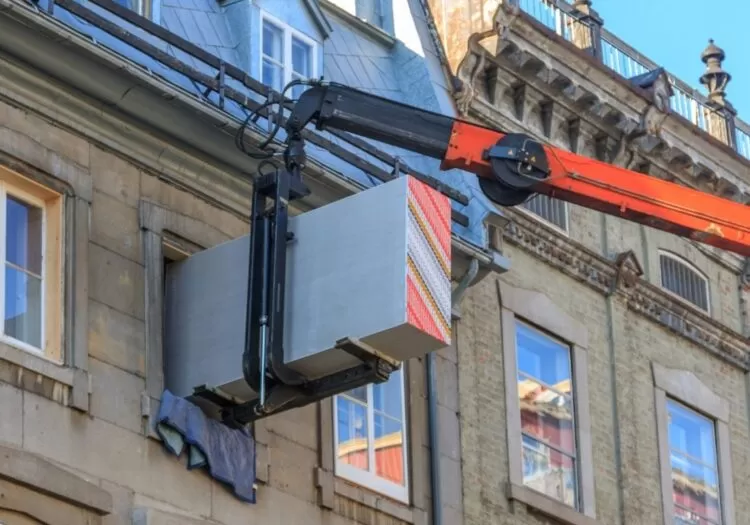 Móvel içado entrando por janela de prédio