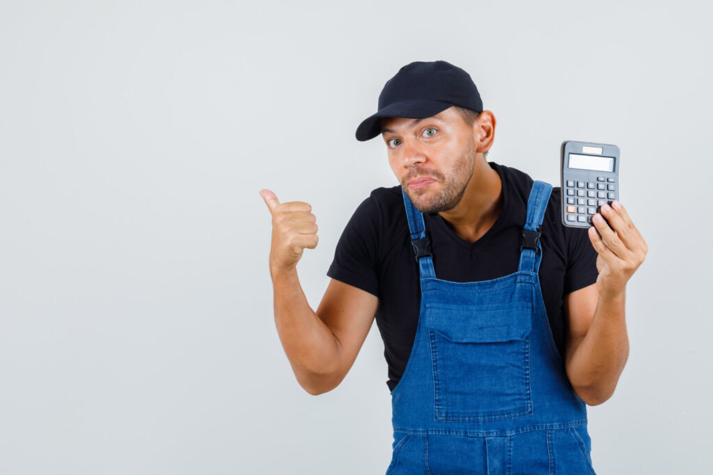 Homem segurando calculadora.