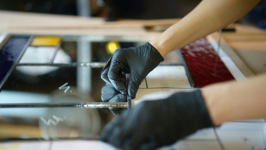 Pessoa usando luvas para mexer em espelho