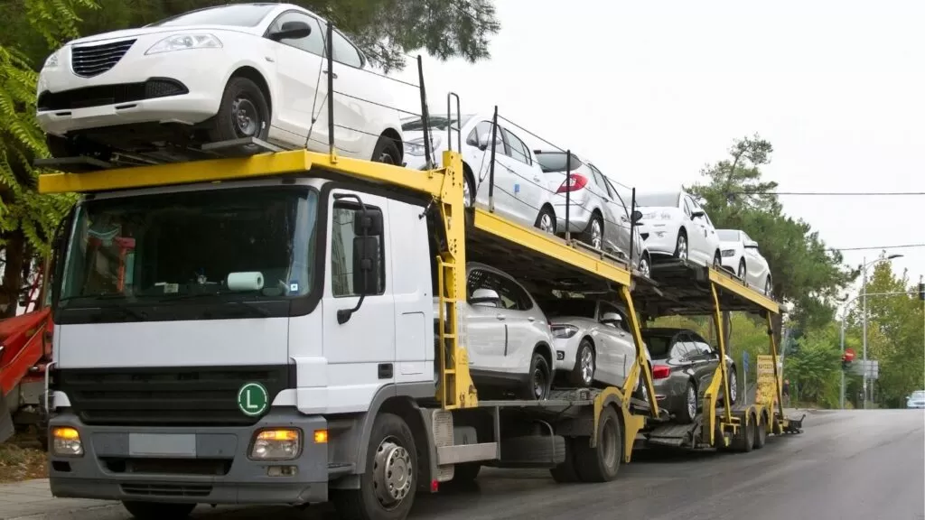 como transportar carro para outro estado:  carros encima de caminhão cegonha.